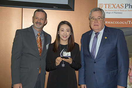 Dr. Kang winning award at Research Day 2019